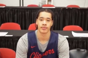 防守不错！30号秀尼德豪泽半场揽6板1断2帽&amp;3中0暂无得分进账