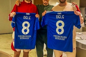 阿里探望前热刺队友凯恩和戴尔,并向两人赠送科莫球衣&合影留念