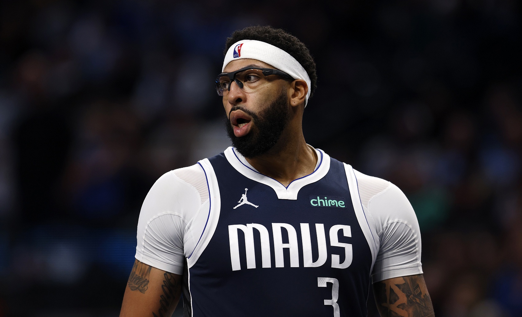 皇冠体育投注-Shams：浓眉正在洛杉矶与手部专科医生会面 至少缺席2-3个月！