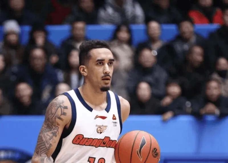 奎因单节11中7拿到17分,前三节23中16砍下38分7篮板6助攻