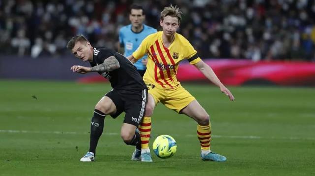 皇冠体育-巴萨逼德容走,德容:就不走