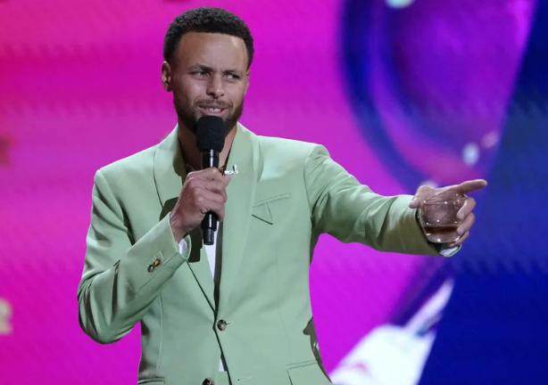 皇冠体育投注-库里主持ESPYS爆梗不断 汤普森贡献最佳获奖发言